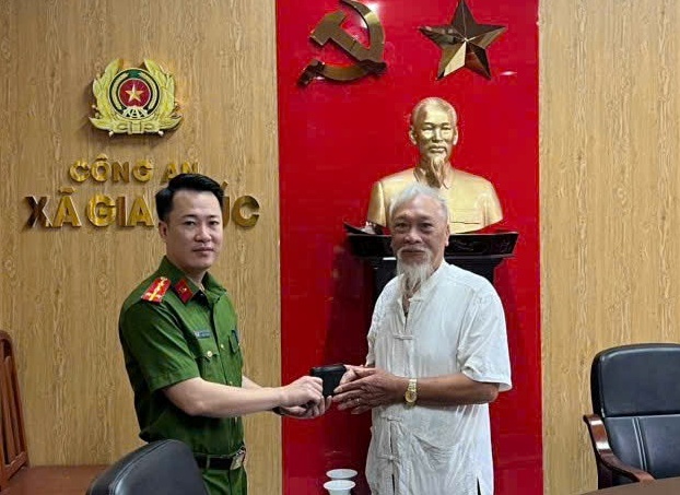 Công an xã Gia Phúc bàn giao lại tài sản cho cựu chiến binh thôn Triệu Thái